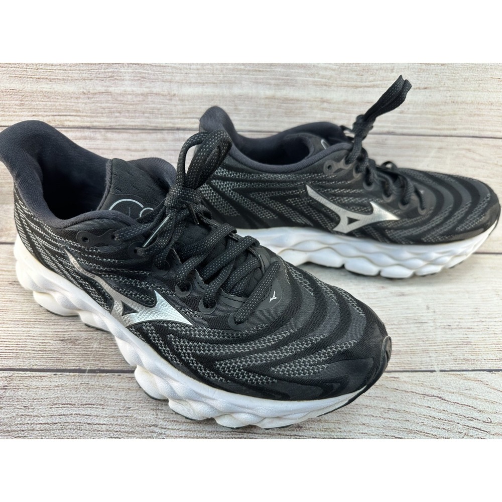 Mizuno Women's Black & White Wave Sky 8 Low Top Lace Up Running Shoes Size 7.5